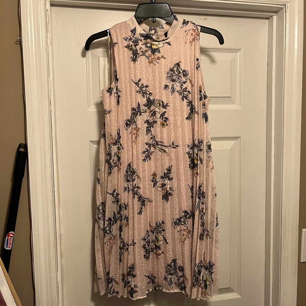 Light Pink Floral Pleated Dress size M